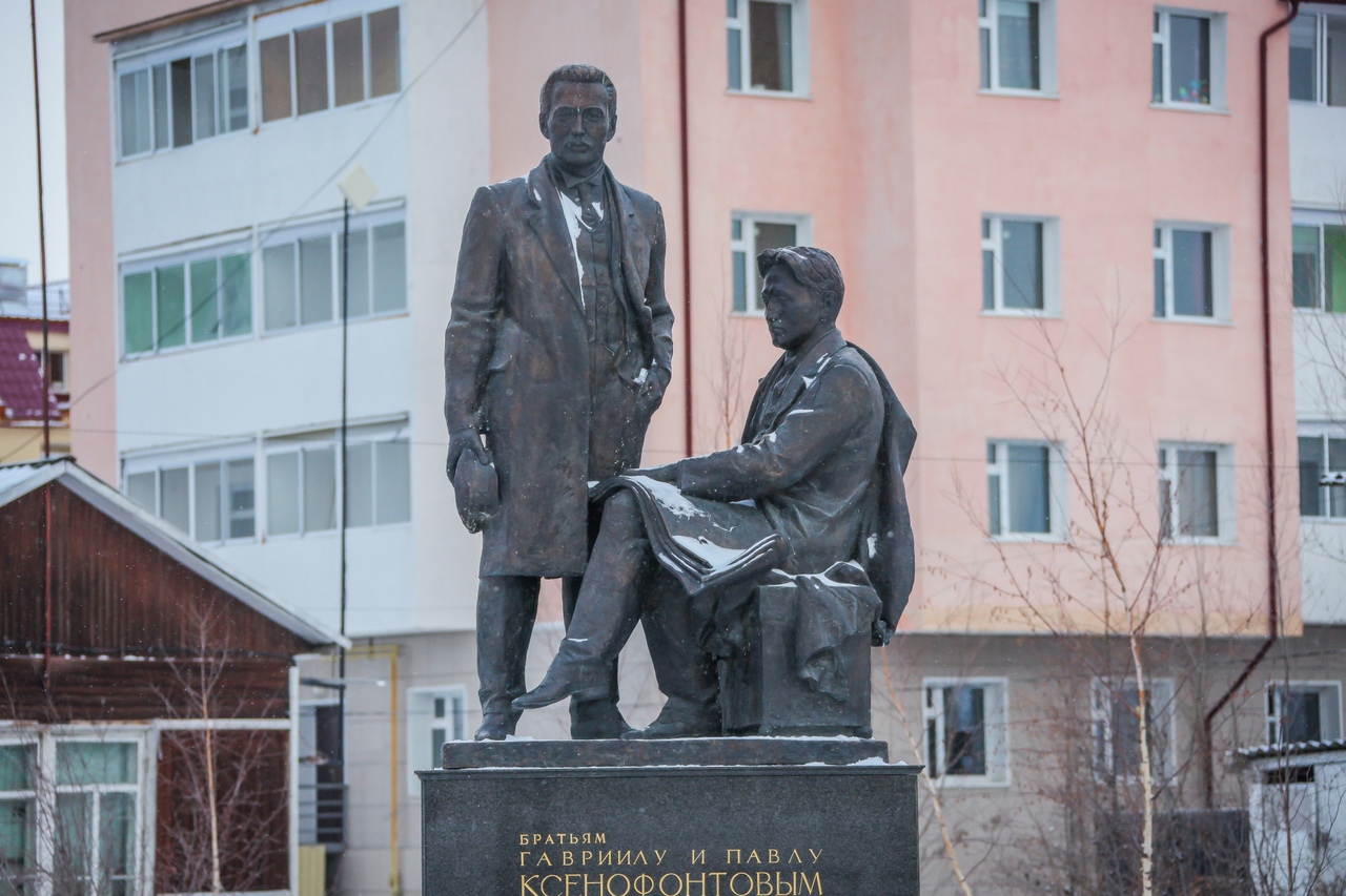 Любой памятник. Братья Ксенофонтовы Покровск Якутия. Город Покровск Якутия достопримечательности. Город Покровск Якутия Хангаласский улус. Памятники в Покровске Якутия.