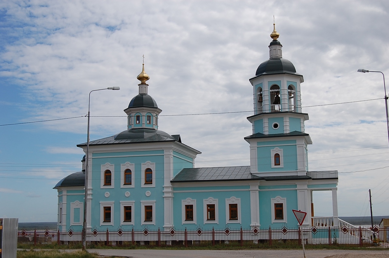 Покровск республики саха. Республика Саха Якутия город Покровск. Церковь города Покровск Якутия. Город Покровск Хангаласский улус. Покровский храм в Якутске.