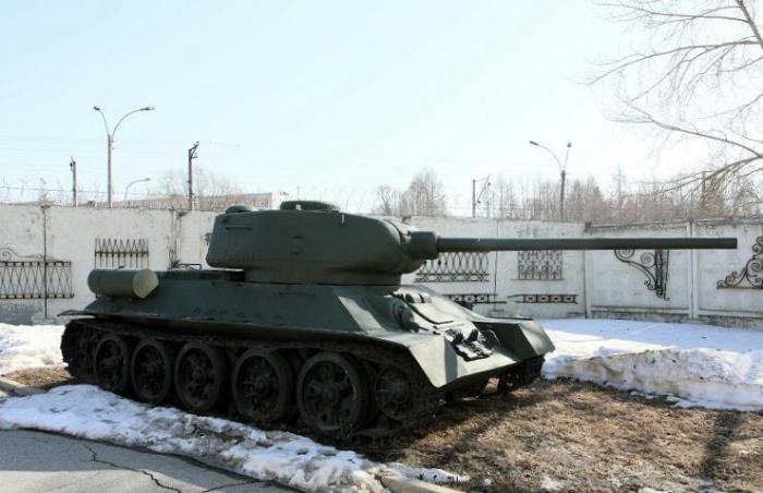 Купить танк в екатеринбурге у официального дилера. Т34 в Екатеринбурге. Т34 танк Екатеринбург. Т 34 С отвалом. Танки в ЕКБ.