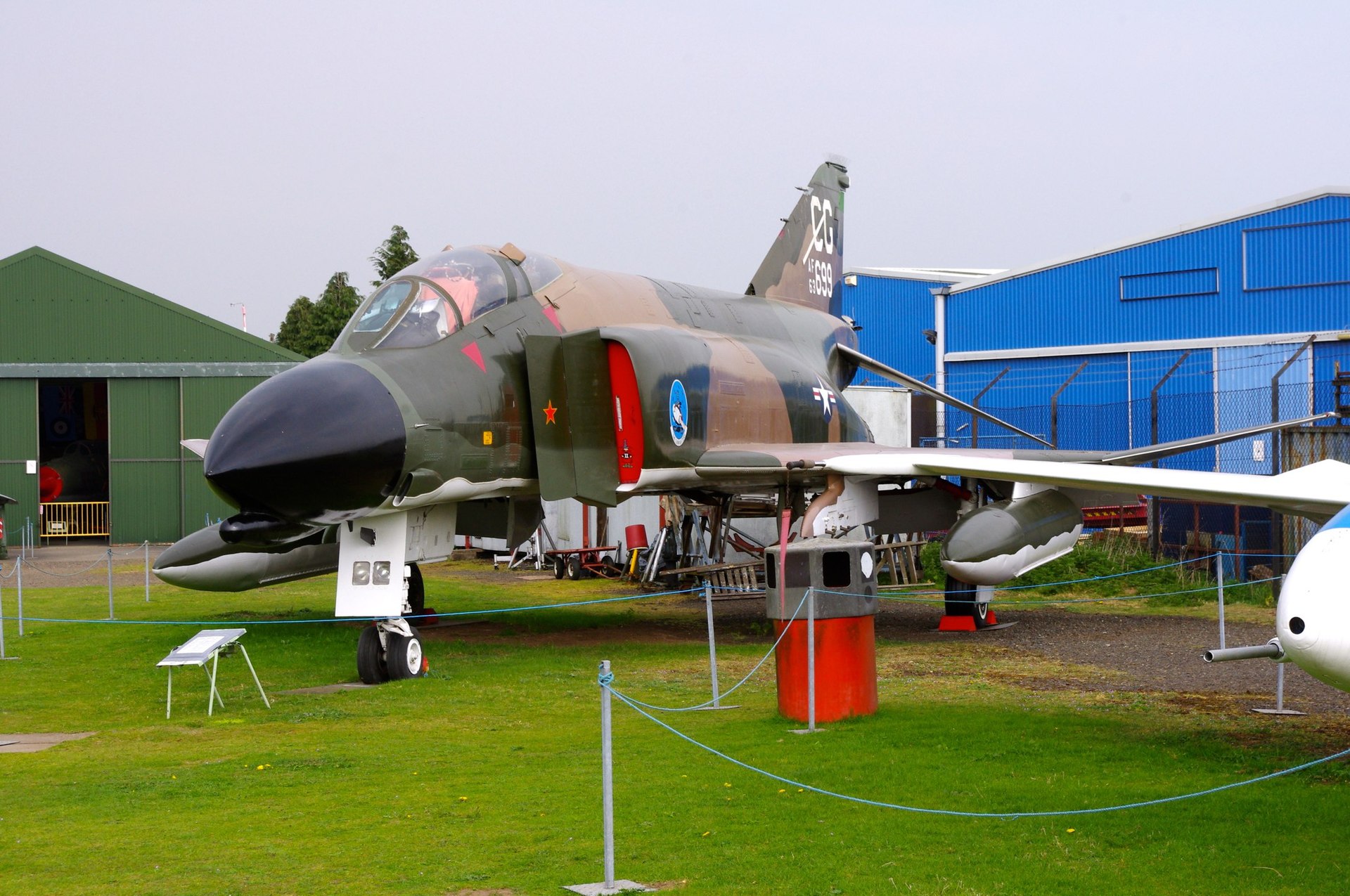 Phantom line. Красно-белого Макдоннела Дугласа f-4 Phantom II.. Ь «Фантом II».