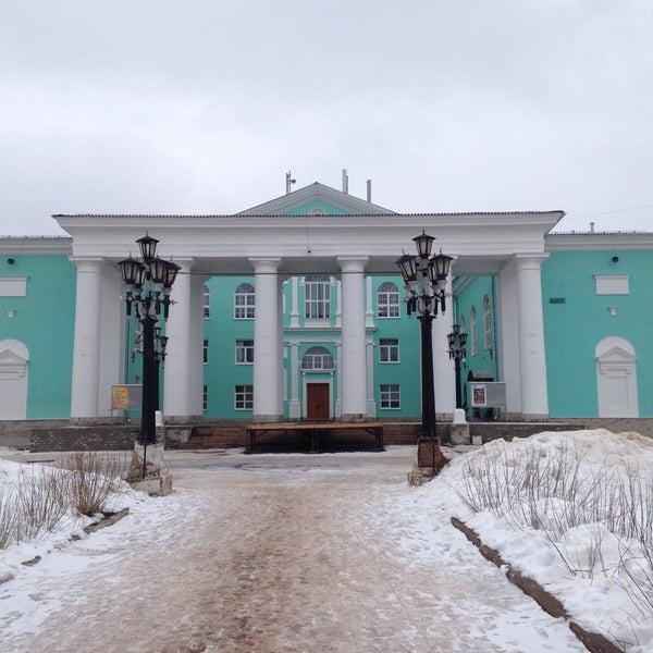 Дк де. Дворец культуры Бокситогорск. ДК города Бокситогорск. Бокситогорск дом культуры. ДК города Бокситогорск зимой.