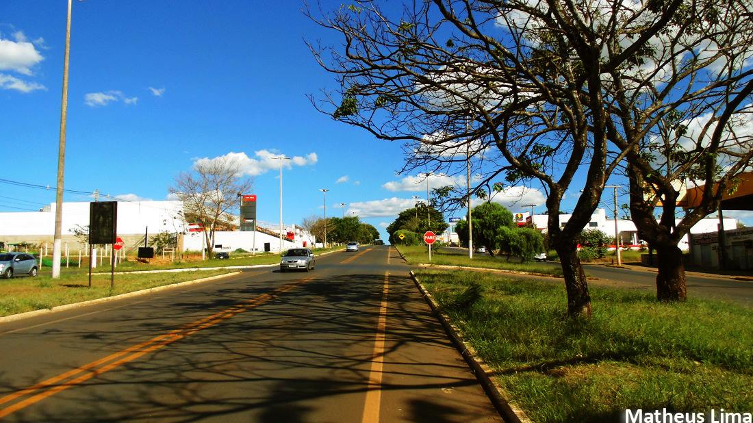 Avenida Juscelino Kubitschek de Oliveira Patos de Minas Avenida Juscelino Kubitschek de Oliveira Patos de Minas