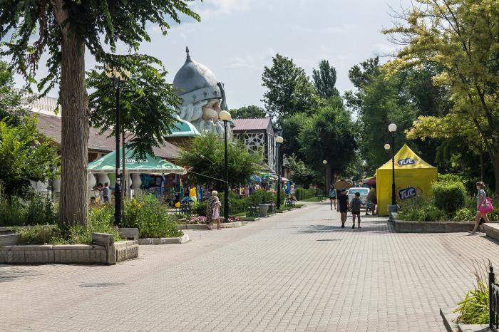 Город евпатория улица. Дувановская набережная Евпатория. Улица Горького Евпатория.